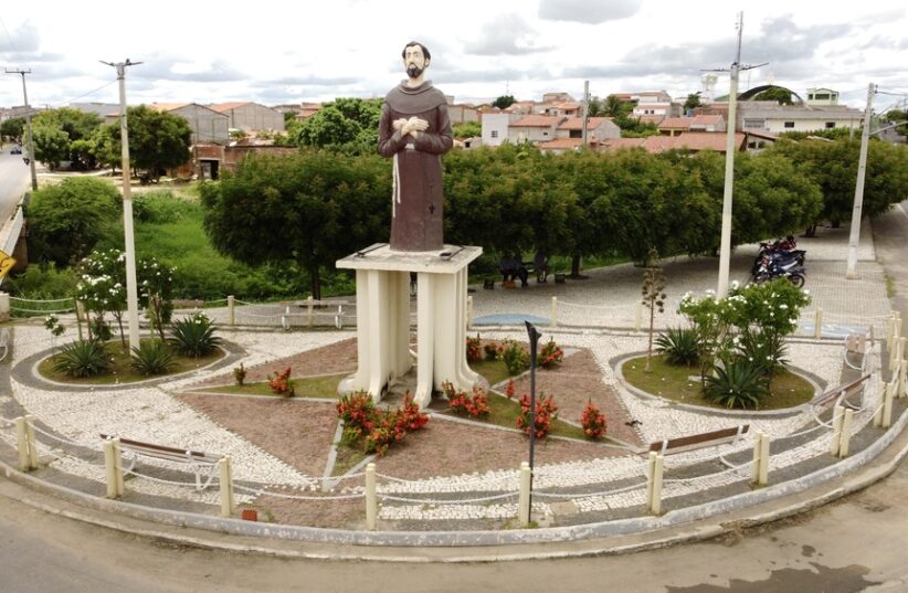 Imagem de São Francisco, padreiro de Novo Oriente, em praça do município. José Sampaio/Prefeitura de Novo Oriente